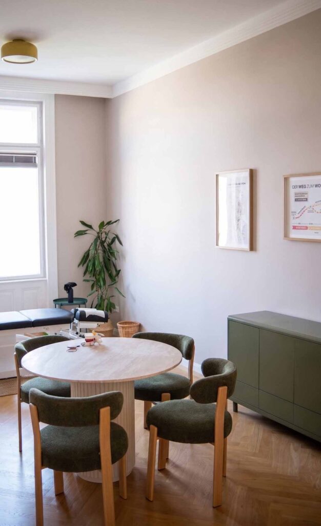 Beratungsraum von Vital Chiropraktik in Wien für persönliche Gespräche und individuelle Betreuung