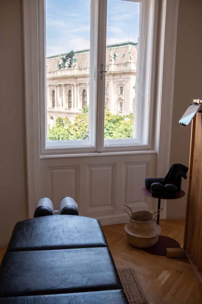 Heller Behandlungsraum der Chiropraktik-Praxis in Wien mit moderner Ausstattung und ruhiger Atmosphäre