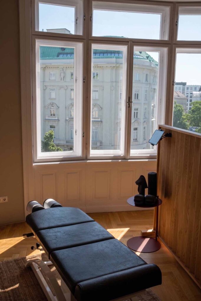 Moderner Behandlungsraum der Praxis Vital Chiropraktik in Wien mit chiropraktischer Behandlungsliege